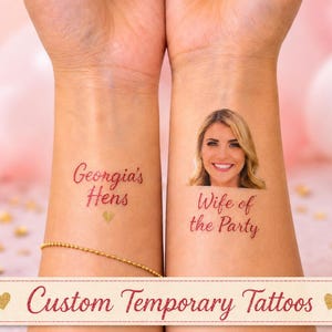 Può includere: Due tatuaggi temporanei applicati sulla pelle. Un tatuaggio presenta il testo rosso Georgia's Hens con un piccolo cuore dorato. L'altro tatuaggio mostra un ritratto a colori di una persona bionda sorridente sopra il testo rosso Wife of the Party.