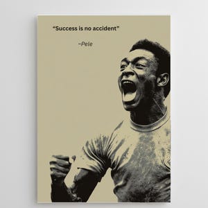 Könnte beinhalten: Schwarz-weiß-Poster mit einem Porträt von Pelé, einer Fußballlegende, mit offenem Mund. Das Zitat "Erfolg ist kein Zufall" und der Name "~Pele" sind auf dem Poster abgedruckt.