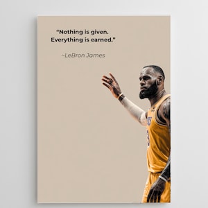 Könnte beinhalten: Gerahmter Druck mit einem Porträt von LeBron James in gelber Basketballuniform. Der Druck enthält das Zitat "Nichts wird gegeben. Alles wird verdient." von LeBron James, vor einem neutralen Hintergrund.