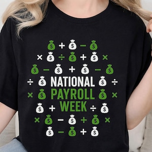 Peut inclure: Un t-shirt noir avec le texte NATIONAL PAYROLL WEEK en lettres blanches et vertes. Le motif est entouré d'une série d'icônes de sacs d'argent verts et blancs entremêlés de symboles mathématiques tels que plus, moins, multiplication et division.
