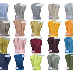 Op de afbeelding: Een collectie van twintig bundels gevlochten koord van 6,5 mm dik in diverse kleuren, waaronder wit, grijs, beige, bruin, geel, oranje, roze, bordeaux, paars, turkoois, donkerblauw, lichtblauw, limoengroen, saliegroen en olijfgroen.