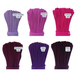 Może przedstawiać: Pęki kolorowych lin w odcieniach fioletu, r&oacute;żu i bordowego. Kolory są oznaczone: Deep Lavender, Magenta, Fuchsia, Blackberry, Violet i Plum. Każdy pęk jest związany pasującym sznurkiem.