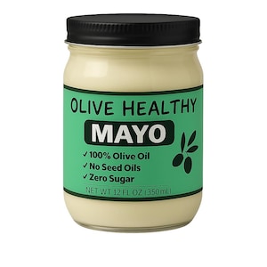 Może przedstawiać: Słoik majonezu z oliwy z oliwek z czarną pokrywką i zieloną etykietą. Etykieta głosi "OLIVE HEALTHY MAYO" i wymienia "100% Olive Oil", "No Seed Oils" i "Zero Sugar". Słoik zawiera 350 ml produktu.