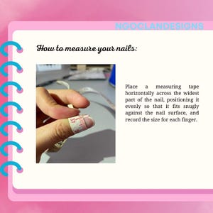 Puede incluir: Imagen que muestra instrucciones sobre c&oacute;mo medir las u&ntilde;as para el arte de u&ntilde;as. Una cinta m&eacute;trica se envuelve alrededor de un dedo para medir el ancho de la u&ntilde;a. El texto de la imagen dice "C&oacute;mo medir tus u&ntilde;as:" y proporciona instrucciones.