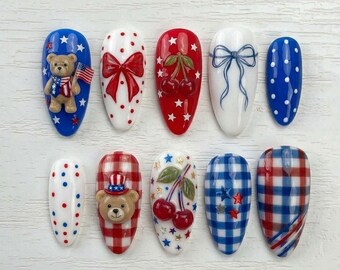 Presse d'ours en peluche faite main le 4 juillet | Cerise patriotique et design Vichy | Set d'ongles d'été rouge blanc bleu