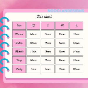 Puede incluir: Una tabla de tallas rosa con el texto "NGOCLANDESIGNS" en la parte superior. La tabla enumera los tama&ntilde;os de u&ntilde;as en mil&iacute;metros para el pulgar, el &iacute;ndice, el medio, el anular y el me&ntilde;ique, que van de 7 mm a 17 mm. La tabla est&aacute; sobre un fondo rosa.