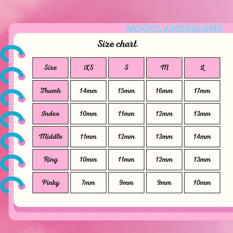 Puede incluir: Una tabla de tallas rosa con el texto "NGOCLANDESIGNS" en la parte superior. La tabla enumera los tama&ntilde;os de u&ntilde;as en mil&iacute;metros para el pulgar, el &iacute;ndice, el medio, el anular y el me&ntilde;ique, que van de 7 mm a 17 mm. La tabla est&aacute; sobre un fondo rosa.