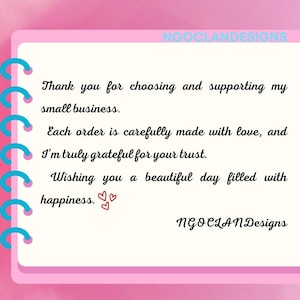 Puede incluir: Gr&aacute;fico rosa y blanco estilo cuaderno con el texto "Gracias por elegir y apoyar mi peque&ntilde;a empresa". El texto adicional incluye "Cada pedido est&aacute; cuidadosamente hecho con amor, y estoy realmente agradecido por tu confianza."