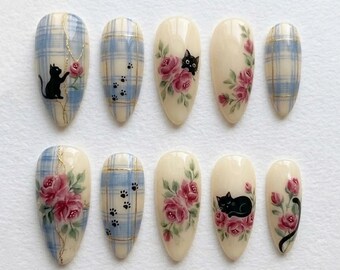 Ongles faits main pour chat Cottagecore | Art à carreaux peint à la main avec chat noir et rose | Ensemble vintage d'amandes bleues crème