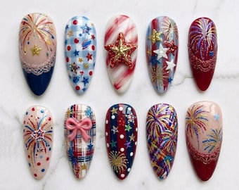 Presse faite main du 4 juillet sur les ongles | Feu d'artifice, noeud écossais et étoiles scintillantes | Ensemble d'amandes américaines de luxe