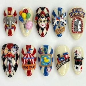 Puede incluir: Una colecci&oacute;n de diez u&ntilde;as artificiales con tem&aacute;tica de circo. Los dise&ntilde;os incluyen un elefante, globos, una m&aacute;scara de arlequ&iacute;n, un carrusel, una casa de la diversi&oacute;n, un maestro de ceremonias, una gran carpa, un patito de goma, un tren y un conejo mago.