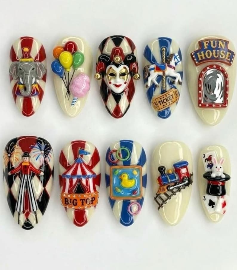 Puede incluir: Una colecci&oacute;n de diez u&ntilde;as artificiales con tem&aacute;tica de circo. Los dise&ntilde;os incluyen un elefante, globos, una m&aacute;scara de arlequ&iacute;n, un carrusel, una casa de la diversi&oacute;n, un maestro de ceremonias, una gran carpa, un patito de goma, un tren y un conejo mago.