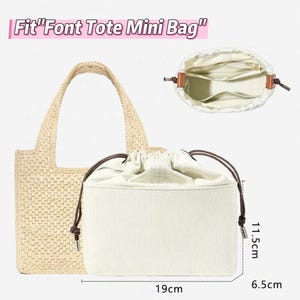 May include: A Fit Font Tote Mini Bag featuring a beige woven straw tote and a separate cream-colored canvas drawstring pouch. The pouch measures 19 cm in width, 11.5 cm in height, and 6.5 cm in depth, with an interior view showing multiple compartments.