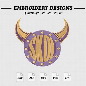 Puede incluir: Un diseño de bordado con un casco vikingo morado y dorado con las letras "SKD" en dorado. El diseño está disponible en cinco tamaños: 10 cm, 13 cm, 15 cm, 18 cm y 20 cm. La imagen también incluye iconos de tipo de archivo: DST, JEF, HUS, PES y VP3.