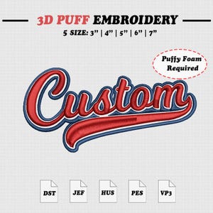 Op de afbeelding: Een rood en blauw "Custom" 3D-puff borduurontwerp. Het ontwerp is in een scriptlettertype met een blauwe omtrek en een rode vulling. De afbeelding bevat ook de tekst "5 MATEN: 7,6cm | 10,2cm | 12,7cm | 15,2cm | 17,8cm" en "Puffy Foam Required."