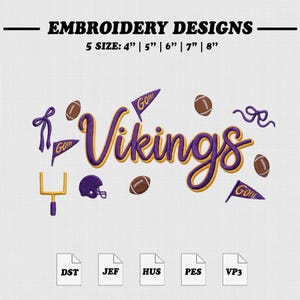 Puede incluir: Un diseño de bordado con la palabra Vikings en letra cursiva morada y dorada, rodeada de balones de fútbol, cascos morados, postes de meta amarillos, banderines morados con el texto GO!!! y lazos morados. Incluye 5 tamaños: 4, 5, 6, 7 y 8 pulgadas.