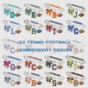 Peut inclure: Une collection de motifs de broderie représentant des épingles à nourrice ornées de noms d'équipes, de nœuds colorés, de ballons de football et de lettres. Le texte 32 TEAMS FOOTBALL EMBROIDERY DESIGN est centré en bleu.