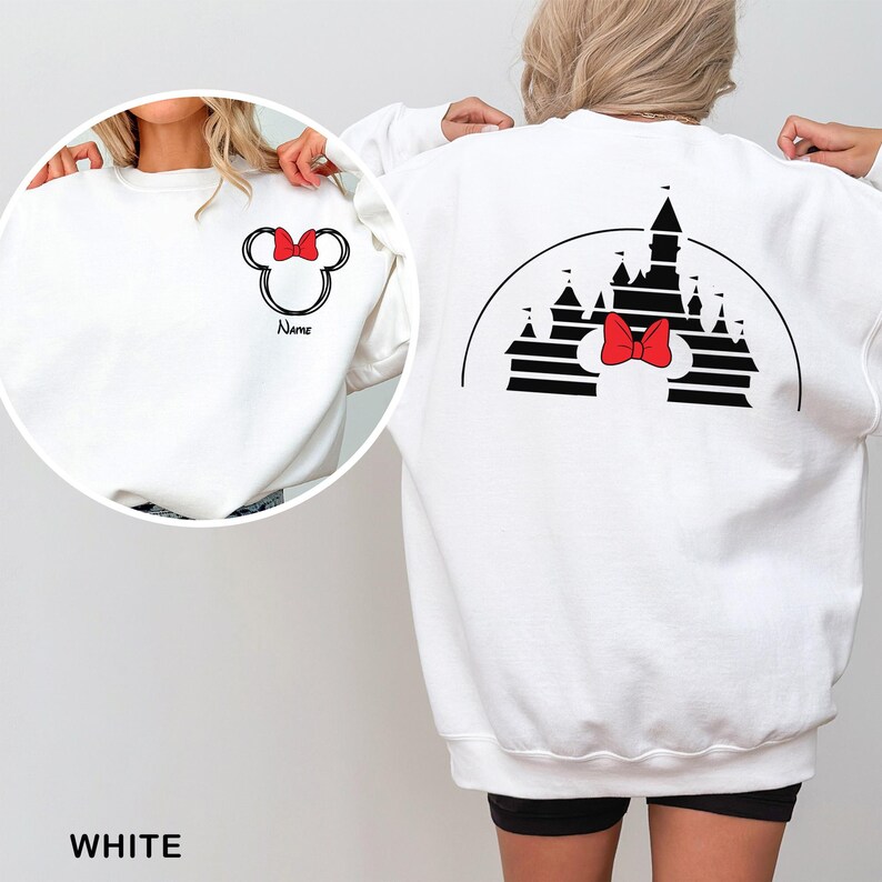 Pu&ograve; includere: Felpa bianca con un design di Minnie Mouse nero e fiocco rosso sul davanti e un design a castello sul retro. Il design frontale include la parola "Name". La felpa &egrave; a girocollo.