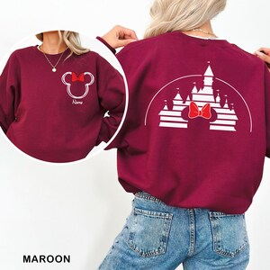 Pu&ograve; includere: Felpa bordeaux con un design di Minnie Mouse bianco sul davanti e sul retro. Il design anteriore include un fiocco e la parola "Name". Il design posteriore presenta una silhouette di castello con un fiocco. Stile casual e confortevole.
