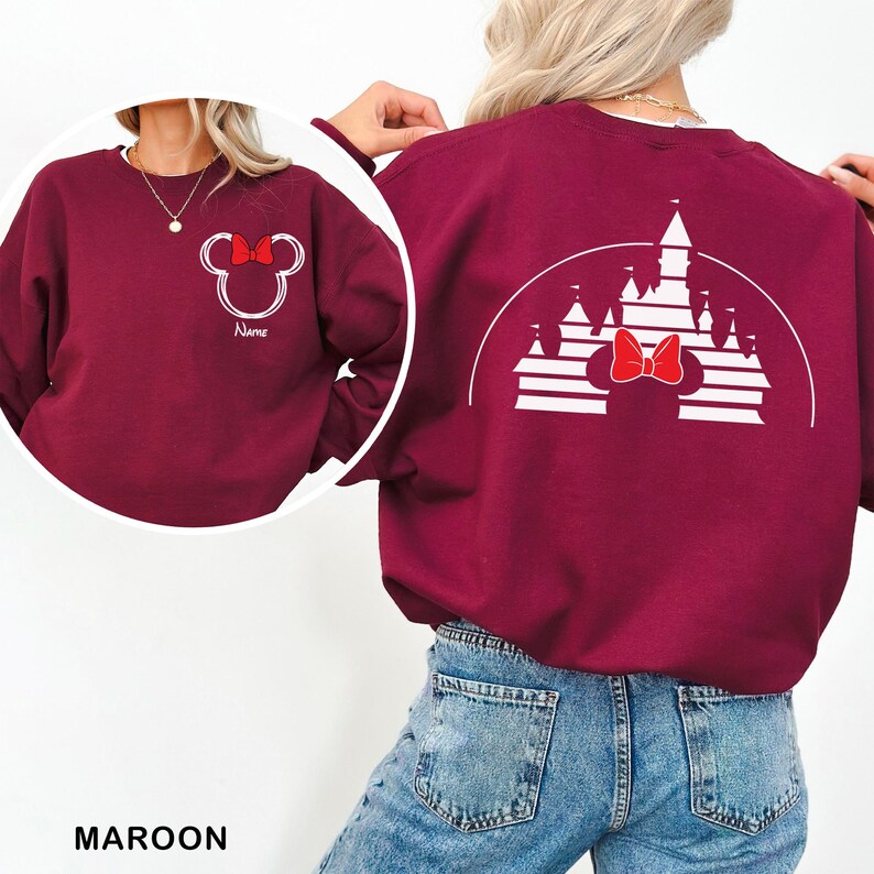 Pu&ograve; includere: Felpa bordeaux con un design di Minnie Mouse bianco sul davanti e sul retro. Il design anteriore include un fiocco e la parola "Name". Il design posteriore presenta una silhouette di castello con un fiocco. Stile casual e confortevole.