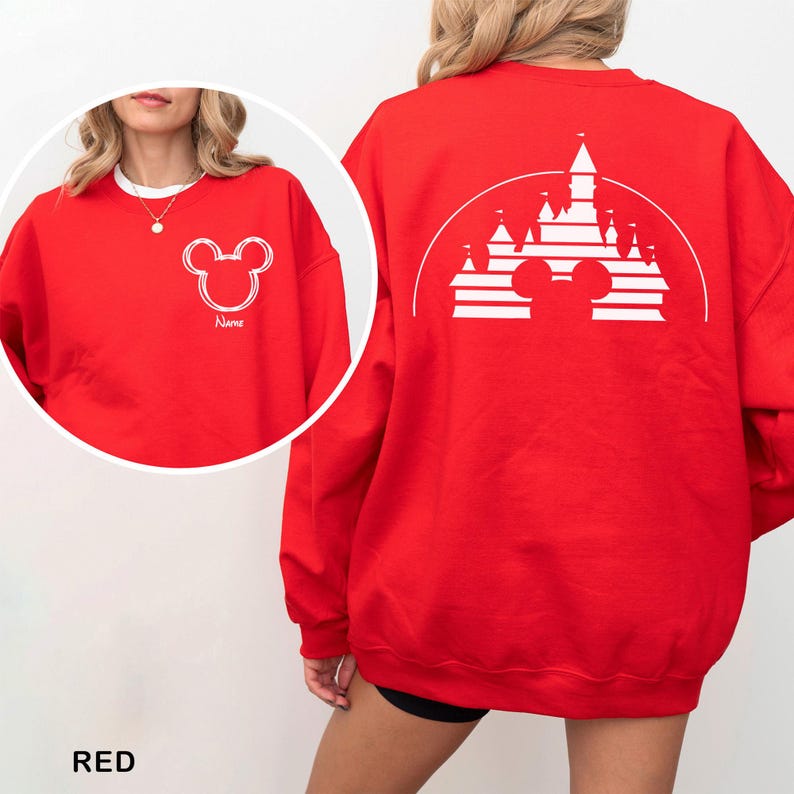 Pu&ograve; includere: Felpa rossa con un contorno bianco di Mickey Mouse sul davanti e la parola "Name" sotto. Il retro mostra un disegno di castello bianco con una silhouette di Mickey Mouse. La parola "RED" &egrave; nella parte inferiore dell'immagine.