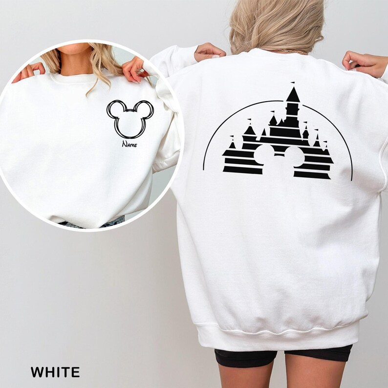 Pu&ograve; includere: Felpa bianca con un contorno nero di Mickey Mouse sul davanti e la parola "Name" sotto. Il retro mostra un disegno di castello nero all'interno di una silhouette di Mickey Mouse e un semicerchio. La parola "WHITE" &egrave; in basso.