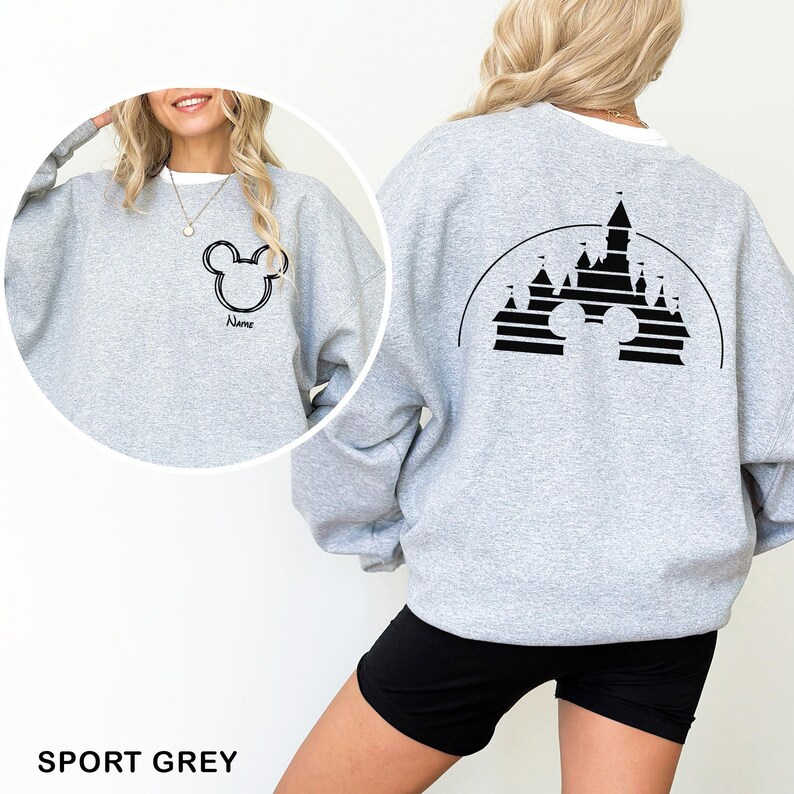 Pu&ograve; includere: Felpa grigio sport con un design a testa di Topolino nero sul davanti e sul retro. Il design anteriore include un nome sotto la testa di Topolino. Il design posteriore presenta una silhouette di castello all'interno di una forma a testa di Topolino.