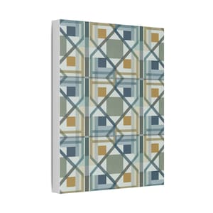 Puede incluir: Una impresión en lienzo rectangular con un patrón geométrico. El diseño incorpora líneas y cuadrados que se cruzan en tonos de azul, verde y dorado. La obra de arte tiene una estética moderna y está montada en un marco blanco.