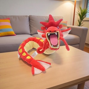 Glänsande Gyarados-inspirerad plysch 55 cm / 21" – Röd drakeorm gosedjur, mjuk kawaii plyschleksak, anime-spelsamlarpresent, rumsdekor