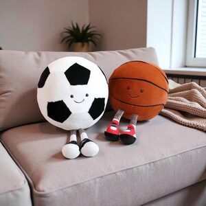 Peluche a forma di palla sportiva da 25 cm - Simpatica bambola da calcio e basket con gambe, morbido cuscino rotondo di peluche, regalo creativo per la decorazione di palle per bambini/casa