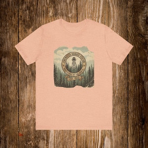 Maglietta della torre di guardia della guardia forestale / Distintivo vintage della foresta di montagna