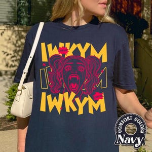 Puede incluir: Una taza de cerámica blanca con un asa negra y el texto "But First, Coffee" en negrita negra. La taza se encuentra sobre un fondo borroso, resaltando su diseño limpio.