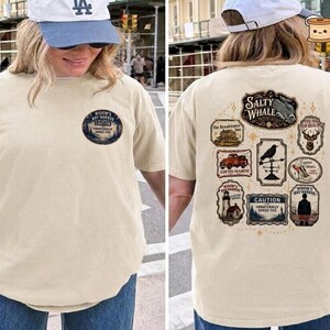 T-Shirt mit Grußmotiv aus Widow’s Bay, inspiriert von einem Vintage-Horrorfilm an der Küste, gruselige Stadtgrafik, Geschenkidee für Neuengland (30)
