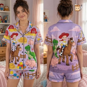 Puede incluir: Un conjunto de pijama de color morado claro que incluye una camisa de manga corta con botones y pantalones cortos a juego. La tela presenta un patrón repetitivo de personajes de Toy Story, como Jessie, Bullseye, Rex y Hamm, en una granja.