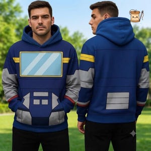 Könnte beinhalten: Ein blauer Kapuzenpullover mit einem Grafikdesign, das von einer Roboterfigur inspiriert ist. Die Vorderseite zeigt ein hellblaues rechteckiges Feld mit gelben Akzenten, während die Rückseite ein graues rechteckiges Detail im unteren Bereich aufweist.