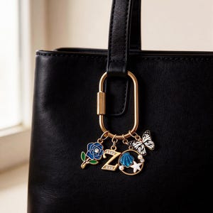 Chaveiro personalizado com inicial e pingente de esmalte | Pingente de borboleta dourada personalizado para bolsa