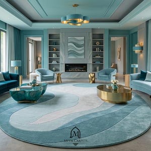 Könnte beinhalten: Ein luxuriöses Wohnzimmer mit türkisen und goldenen Akzenten. Es verfügt über einen großen, runden Teppich mit Wellenmuster, türkisfarbene Sofas und goldene Beistelltische. Große Fenster und ein Kamin schaffen eine geräumige und elegante Atmosphäre.