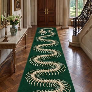 Peut inclure: Un long tapis de couloir rectangulaire de couleur vert forêt profond, orné d'un grand motif de squelette de serpent blanc cassé qui serpente sur toute la longueur du tapis, du haut vers le bas, couvrant toute la surface du revêtement de sol.