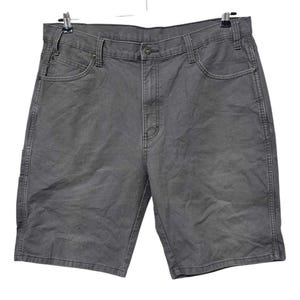 Könnte beinhalten: Graue Jeansshorts mit Knopfverschluss, Gürtelschlaufen und mehreren Taschen. Die Shorts hängen an einem Metallbügel vor weißem Hintergrund. Die Shorts scheinen aus strapazierfähigem Material zu sein.