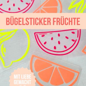 Puede incluir: Una colección de transferencias térmicas de frutas en colores neón, incluyendo rodajas de sandía, naranja y limón. La imagen incluye el texto BÜGELSTICKER FRÜCHTE y MIT LIEBE GEMACHT con un símbolo de corazón en tonos rosa, naranja y amarillo.
