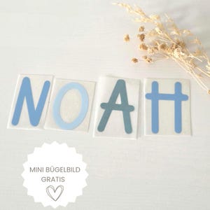 Könnte beinhalten: Vier einzelne Bügelbilder, die den Namen NOAH in einer serifenlosen Schrift bilden. Die Buchstaben N, O und H sind hellblau, während der Buchstabe A in einem dunkleren Blauton gehalten ist. Jeder Buchstabe befindet sich auf einer transparenten Trägerfolie.
