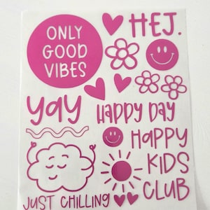Könnte beinhalten: Ein Bogen mit rosa Vinyl-Aufklebern mit verschiedenen Motiven wie Herzen, Blumen, einer Sonne, einem Smiley, einer Wolke und Texten wie ONLY GOOD VIBES, HEJ, YAY, HAPPY DAY, HAPPY KIDS CLUB und JUST CHILLING in verschiedenen Schriftarten.