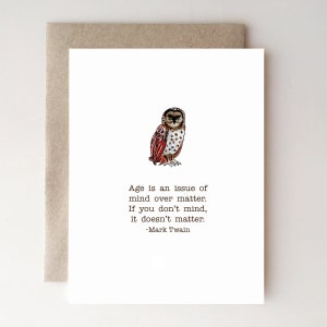Hibou d'anniversaire sage avec citation de Mark Twain