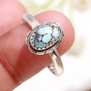 Anillo artesanal de turquesa Golden Hill, joyería para uso diario, anillos de plata fina, estilo boho chic. imagen 1
