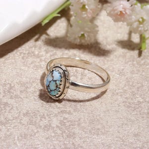 Anillo artesanal de turquesa Golden Hill, joyería para uso diario, anillos de plata fina, estilo boho chic. imagen 3