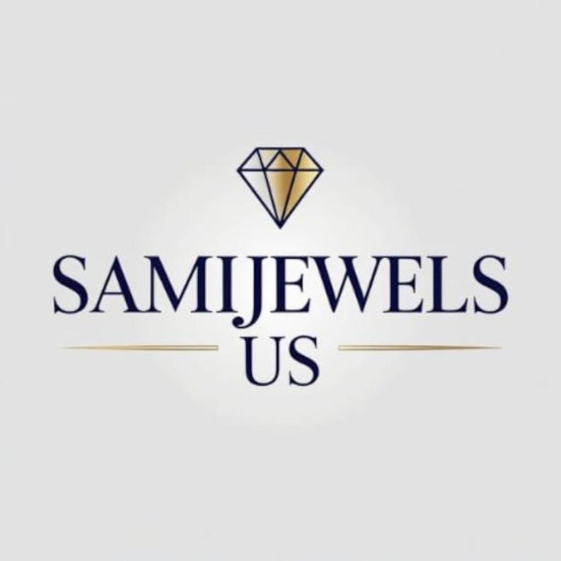 Puede incluir: Un logotipo que presenta un icono de diamante dorado centrado sobre el texto azul oscuro SAMIJEWELS, con la palabra US situada debajo en la misma fuente azul oscuro, flanqueada por dos finas l&iacute;neas horizontales doradas sobre un fondo gris claro.