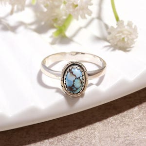 Anillo artesanal de turquesa Golden Hill, joyería para uso diario, anillos de plata fina, estilo boho chic. imagen 4