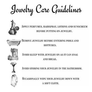 Puede incluir: Una infograf&iacute;a en blanco y negro titulada Jewelry Care Guidelines. Presenta cinco ilustraciones de estilo vintage: un frasco de perfume, una ba&ntilde;era, una cama, un cuenco con pedestal y un pa&ntilde;o, cada uno con instrucciones para el cuidado de joyas.