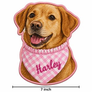 Puede incluir: Parche bordado de un perro Labrador Retriever dorado con un pañuelo rosa y blanco a cuadros con el nombre "Harley". El parche mide 17,78 cm de ancho y tiene un borde rosa.