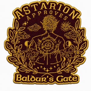 Può includere: Toppa ricamata con la scritta "Astarion Approves" e "Baldur's Gate". La toppa presenta un design dorato dettagliato su sfondo bordeaux, tra cui una figura stilizzata, sole, fasi lunari, nuvole e stelle. Il bordo è dorato.